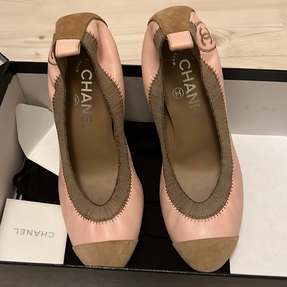 Authentic chanel leather and suede pumps.